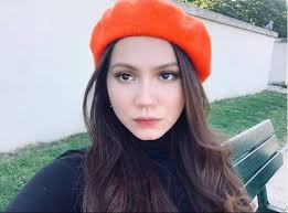 She is sister of actress wan shamira putri octavia and the cousin of actors raysha rizrose, nelydia. Mewarisi Kecantikan Bakat Seni Ibu Pelakon Aprena Manrose Kongsi Detik Bersama Arwah Nona
