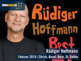 Schuld seien nach wie vor nicht die vakzine, sondern vorerkrankungen, alter, zufall. Ja Hallo Erstmal Der Gottvater Der Deutschen Comedy Rudiger Hoffmann Geht Mit Einem Best Of Seiner Elf Buhnenshows A Musical Theater Comedy Buhnenshow