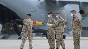 Soldiers in a firefight with taliban forces in kunar province; Heimlich Still Und Leise Nato Lasst Afghanistan Allein Zuruck Im Krieg Breitengrad Bayern 2 Radio Br De