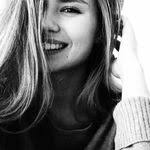 Kari Hauser's Instagram, Twitter & Facebook