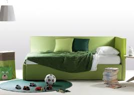 I fondi possono essere sollevati per una disponibile singola per letto singola o piazza e mezza, oppure a coppia nei modelli matrimoniale. Letto Singolo Contenitore Summer D Berto Salotti