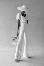Sencillamente perfectasactualmente, a los vestidos de novia tradicionales les está saliendo una dura competencia. Conjunto Blanco De Top Corto Con Manga Farol Y Pantalon Palazzo
