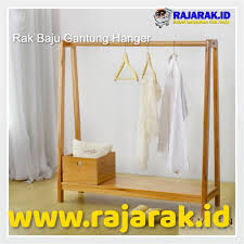 Gantungan kayu, biasanya digunakan untuk menggantung busana yang cenderung berat seperti coat, jaket ataupun pakaian berbahan tebal lainnya. Rak Baju Gantung Hanger Rajarak Id Situs Jual Rak Online Terlengkap Murah Aman