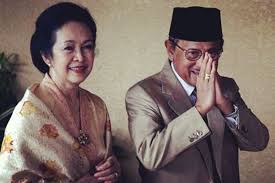 Tim shout out menemani mantan presiden ri bj habibie berziarah ke makam mendiang istri beliau. Mantan Ajudan Ungkap Kemesraan Bj Habibie Ainun Bak Pengantin Baru Okezone Nasional