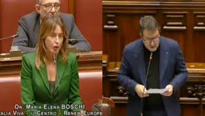 Matteo Salvini apprezza il vestito verde di Maria Elena Boschi durante il Question Time, il video è virale