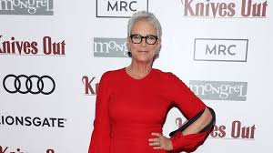 Jun 24, 2021 · universal pictures just released the official trailer for slasher horror halloween kills, once again following hardened grandma laurie strode (jamie lee curtis) in her fight against masked. Zwei Weitere Halloween Teile Mit Jamie Lee Curtis Geplant Promiflash De