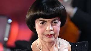 She has recorded over 1200 songs in eleven languages, with 122 million albums sold worldwide. Mireille Mathieu Vit Tres Mal Le Confinement C Est Revenu Comme A La Disparition De Maman Rtl People