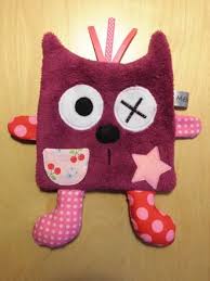 Doudou Chat Plat Fuchsia Rose Rouge Peluche Poilu Creation Fait Main Tissus Poilu Fuchsia Tissus Rouge Pois Roses Avec Images Doudou Chat Jouet Pour Chat Doudou