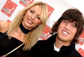 His birthday, what he did before fame, his family life, fun trivia facts, popularity rankings, and more. Tess Daly And Vernon Kay Relationship From The Couple S Age Gap To Sexting Scandal Ok Magazine