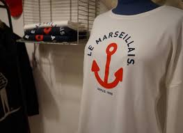 La marque fait appel au savoir faire de ses graphistes pour vous offrir un dessin exceptionnel qui se démarquera d'autres. Le Marseillais Collections Textiles Made In Marseille Love Spots