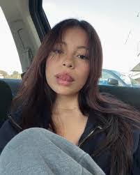 Elouise Ware's Instagram, Twitter & Facebook