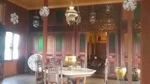 Desain interior menggunakan karpet hitam putih. Interior Rumah Adat Jogja