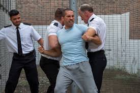 Avengement Movie Still 511833 On pomogaet bratu linkolnu provernut odno delo, no ne poluchaet ot nego zaschity i popadaet v samuyu zhestokuyu i besposchadnuyu tyurmu v anglii. movie insider