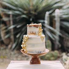 Aesthetic White And Gold Wedding Cake Design On Wooden Cake Stand And White Silk Table Runner Wedding Cake Options Wedding Cake Centerpieces Sparkle Cake