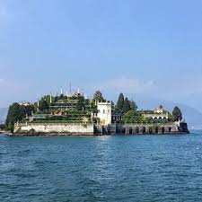 Posta appena fuori dal centro abitato di stresa, la villa neoclassica ospita uno zoo di circa 20 ettari popolato da oltre 40 specie di animali tra mammiferi e uccelli tropicali tra cui lama, capre tibetane e macachi che vivono in libertà. Una Gita Alle Isole Borromee Sul Lago Maggiore Megliounpostobello