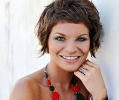 Il settimanale chi ha diffuso la notizia secondo cui la cantante salentina sarebbe alle prese con i preparativi delle nozze con il produttore musicale a cui. Acconciature Capelli Corti Foto 1 Di 40 10elol