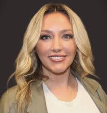 Elaine Twomey's Instagram, Twitter & Facebook