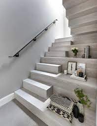 This Contemporary Wooden Staircase Looks Stylish And Modern With A Touch Of Elegance The White Washed Effect Suits The Clean Walls Whils Escaleras Casas Lofts