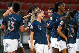 Un maillot différent de celui des garçons, c'est une petite révolution. Football Equipe De France Feminine Un Carton Malgre Les Tensions Football Le Telegramme