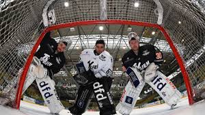 Torwart luca gracnar wird zukünftig für die eispiraten crimmitschau in der del 2 zwischen den pfosten stehen. Eishockey Torwart Mann Mit Der Grossten Verantwortung Lowen Frankfurt