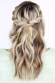 25 Homecoming Hairstyles We Love You Ll Have A Gorgeous Crown Fit For A Queen For This Hom Homecoming Hairstyles Medium Hair Styles Medium Length Hair Styles