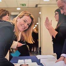 Η ελένη φωτοπούλου, αν και κοντεύει τα 40, πόζαρε ενθουσιασμένη στην σελίδα της στο facebook κρατώντας με καμάρι το πτυχίο της από το ανοιχτό πανεπιστήμιο.η σύζυγος του newscaster άκη. H Elenh Fwtopoyloy Phre To Ptyxio Ths Ligo Prin Kleisei Ta 40