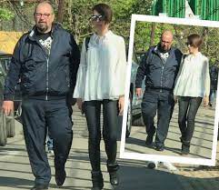 Ultima sa aparitie a socat insa pe toata lumea. Fostul Primar Si A LÄƒsat SoÅ£ia AcasÄƒ Si Piedone A ApÄƒrut Cu O PustoaicÄƒ SenzualÄƒ La Ziua Unui Amic Am FÄƒcut Furori Cu Ea
