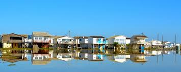 C'est à notre sens la plage la plus originale de l'aude avec ses nombreuses maisons sur pilotis qui la bordent. Narbonne Gruissan La Plage Des Chalets Tourisme Occitanie