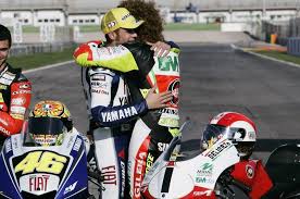 Simoncelli menjauhkan sepeda motor itu dari rossi, kata kornfeil dikutip nova sport tv. Valentino Rossi Motogp 2008 Champions Hugging Marco Sic Simoncelli Motorrad
