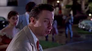 Marty McFly : "¿Calvin? ¿Por qué me sigues llamando Calvin?" Lorraine  Baines : "Bueno, ese es tu nombre, ¿no? ¿Calvin Klein? Está escrito en toda  tu ropa interior".