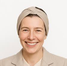 14-year-old Ballerinas Kennedy George and Ava Holloway pose in front of a  monument of Robert E. Lee, Confederate general, after Virginia Governor  Ralph Northam announced its removal (Photography by @JuliaRendleman)  "Virginia's Governor