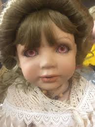 this doll is a collectable doll I bought it from a dealer and it has been  in a closetfor a long time her name is pp0⁸⁸ù u j I Jhon 0