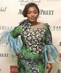 La robe midi avec le décolleté juste comme il faut se porte aussi bien en journée qu'en soirée. 85 Idees De Decoupes En 2021 Mode Africaine Tenue Africaine Robe Africaine
