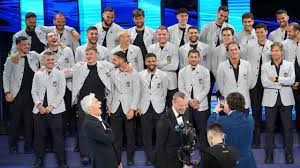 Decyzję o pożegnaniu się z karierą. Euro 2020 Wloscy Kibice Zazenowani Garniturami Kadry Wygladacie Jak Kucharze Sport Tvp Pl