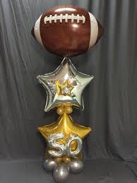 Por ello,dejamos una guía bastante básica de reglas básicas del fútbol americano. Football Balloon Decor Super Bowl Balloonaticsevents Centro De Mesa Futbol Decoracion Con Globos Cumpleanos Globos