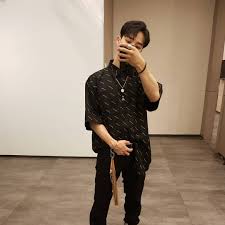 But do not stand in the bright sunlight, that creates huge insane shadows around your nose. 9 Photo Poses For Men To Look Like A Korean Oppa On Instagram