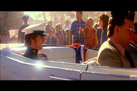 Neste drama vencedor do oscar, um fuzileiro americano volta do vietnã paralítico e encontra motivos para viver protestando contra a guerra em que um dia ele lutou. Nascido Em 4 De Julho 1989 Cinema Debate