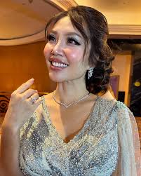 Jewelry should not be too ostentatious, but their sparkle should speak!  Loving the pieces from @metier.privatejeweller , each of their collections  tell a piece of unique history. Slay💅🏻✨ #VindyLee #tetapslay #jewellery  #metierprivatejeweller