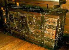 Http Www Greydragon Org Furniture Chests Stbg Chest42 Jpg Mobilier De Salon Coffre Medieval