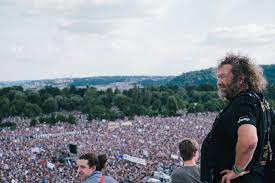 Záleží mi na demokracii, najdu si pro ni chvilku a v případě potřeby ji budu bránit. Eugen Kukla Rooftop Kiss Milion Chvilek Protests Letna Prague Chris Lettner