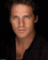 HEY dear friends... look who I found in the series "The S.W.A.T Team"  season 4. Our dear Lt. Colonel Cameron Mitchell (Ben Browder) has  apparently... switched gears?? STILL, Ben looks absolutely amazing