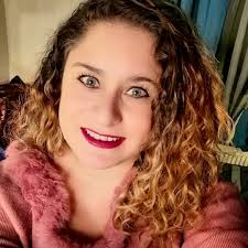 Evie. Evelynne Castro Romero Oriunda de San Bernardo, Santiago Chile,  actualmente vive en Calera de tango, es abogada, sagitariana de corazón y  Poeta. Escribe desde que tiene memoria, ama la literatura, La