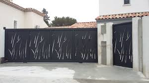 Portail Coulissant Decoupe Laser Vente Portails Hyeres Arles St Tropez Portail Coulissant Portail Design Exterieur De La Maison