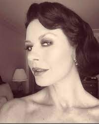 #chicago #rob marshall #musicals #catherine zeta jones #renee zellweger #richard gere #neons #cinematography #gifs #remake #adaptation #broadway #flashing. Catherine Zeta Jones Surprises With Hair Transformation Hello