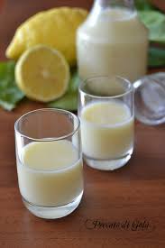 La crema di limoncello è una delle golosità più incredibili che si possono tirare fuori dal limone: Crema Di Limoncello Liquore Artigianale