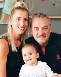 Çiftin 2010 yılında ali isimli ilk oğulları dünyaya geldi. Mesut Akusta Ar Twitter Gecenin En Karanlik Ani Safak Sokmeden Az Onceki Andir Butun Karanliklarimi Aydinlatan Safak Im Sisli Puslu Bilinmezlerle Dolu Dunyami Guzelliklerle Dolduran Berfin Cano Muzla Birlikte Kardan Beyaz Dunyalari Bana