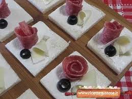La scatola di sfilati alle olive con salumi e formaggi è un delizioso finger food, ideale da preparare per un aperitivo sfizioso o un break insolito. Ricetta Tartine Con Salame E Tuma D La Paja