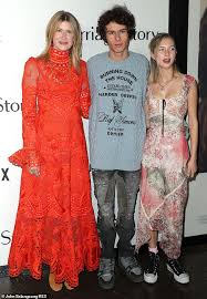 Laura dern and her former husband ben harper have been together for a long time. Laura Dern Makes A Rare Red Carpet Appearance With Children Ellery 18 Daily Mail Online