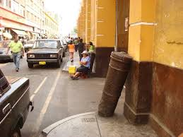 La selección inútil: Los guardacantones de Lima (una ciudad que se devora a  sí misma)