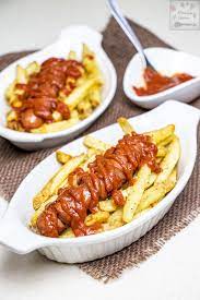 Сочные немецкие колбаски с томатным соусом карри. Currywurst With Curry Ketchup Recipe Manila Spoon